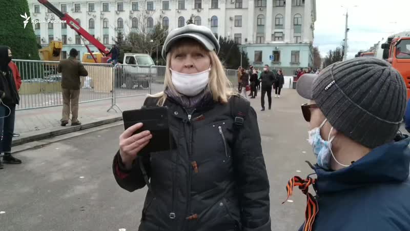 В симферополе вышли сторонники и противники навального