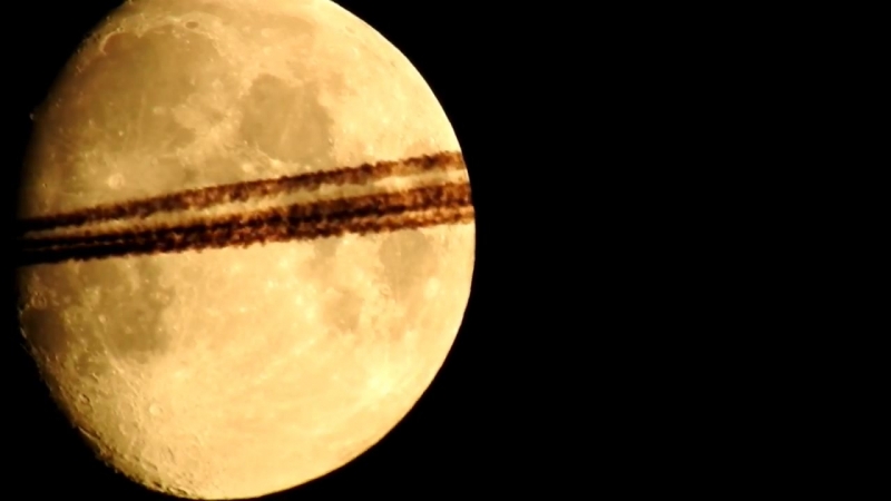 Flugzeug vor mond und planeten