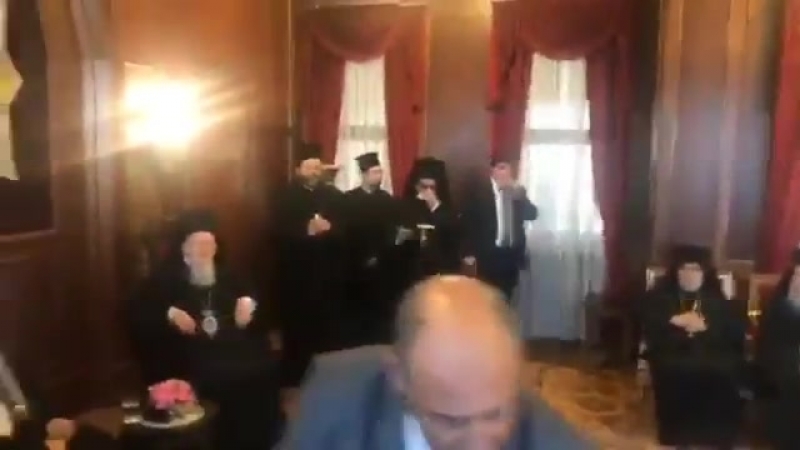 Не ушай пищи в доме твоего врага! глава рпц гундяев потянулся за стаканом, когда фсошн