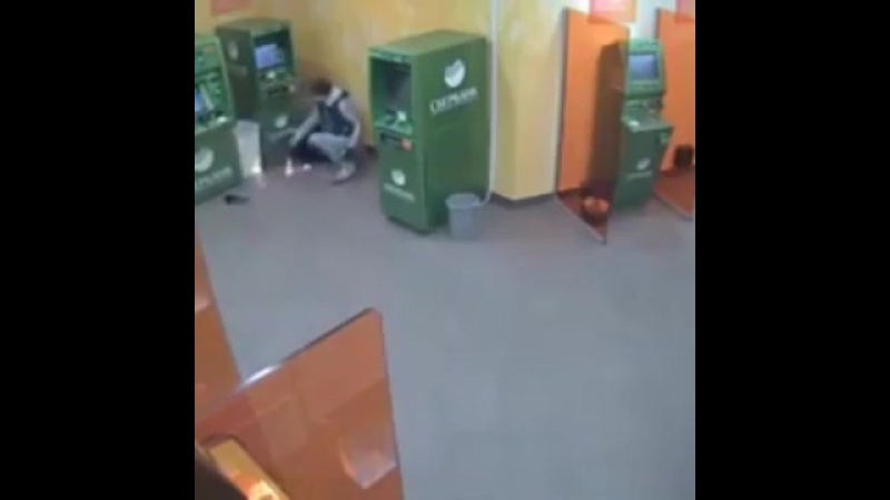 Мастер своего дела, ограбление банкомата менее чем за минуту