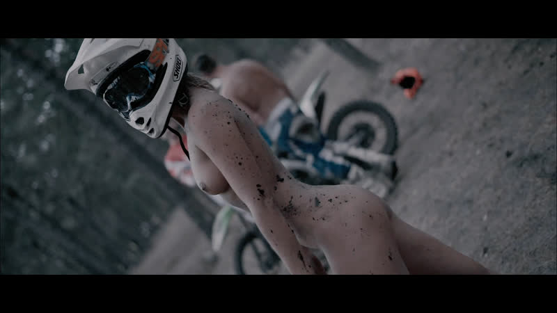 Голая среди одетых, cmnf и трюки на мотоциклах