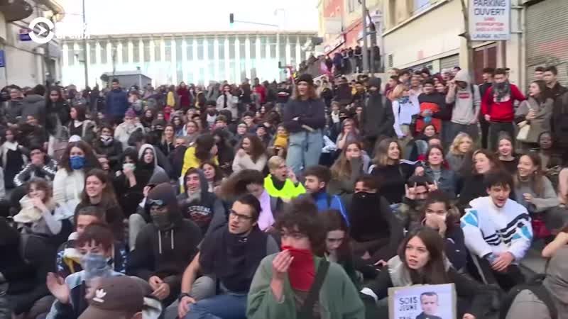 Франция объявила мораторий на рост цен на бензин