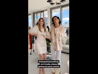 Elizabeth olsen com molly chiang no evento de lançamento da nova campanha da bobbi brown, confident beauty, hoje à tarde, 10, em