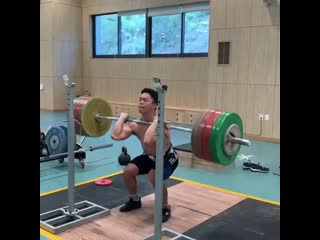 Lee sang (67kg) double front squatting 200kg