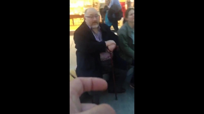 Парень щекочет бороды