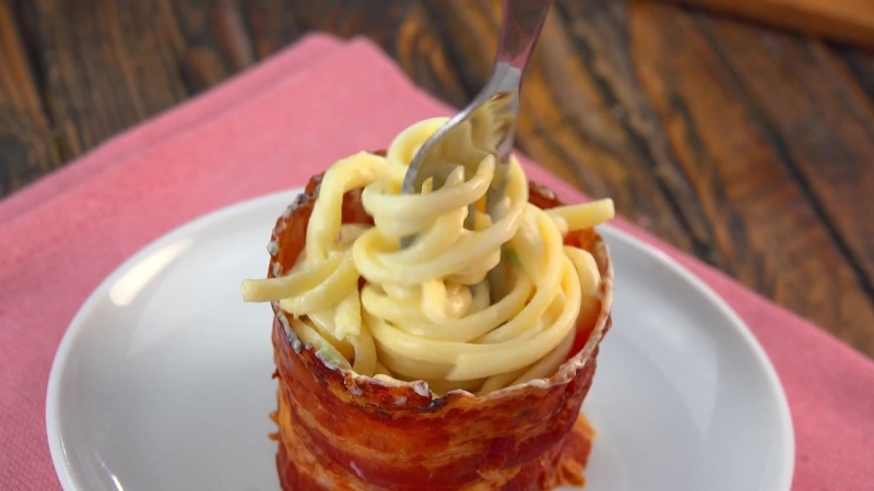 Паста лингвини в коробочке из бекона