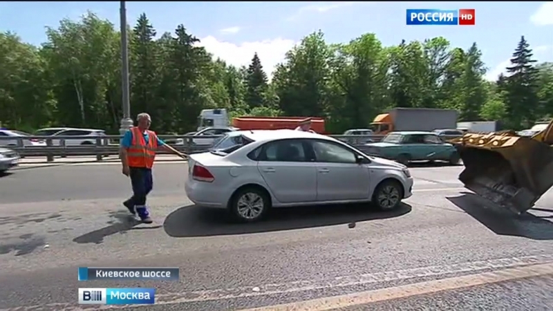 Перевернувшийся цементовоз парализовал киевское шоссе