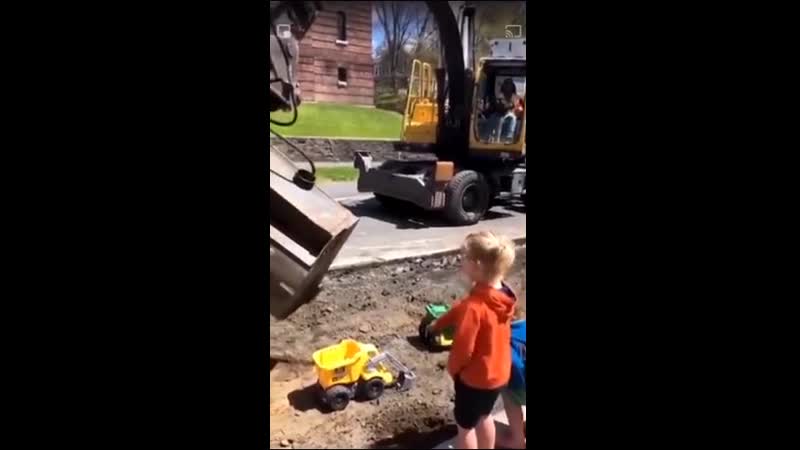 Водитель экскаватора нашёл минутку, чтобы развлечь детей дайте этому парню премию!
