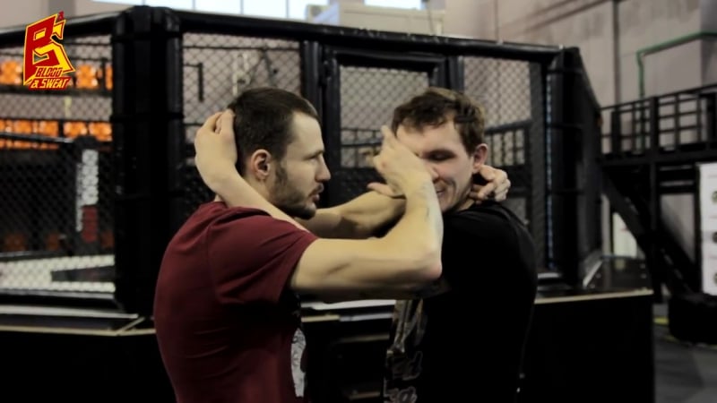 Тайский бокс ломаем в клинче и бьем