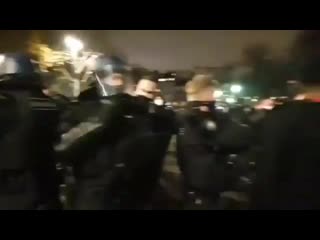 Incroyable les gendarmes enlevent leurs casques face aux manifestants ce soir à #paris #stoploisecuriteglobale