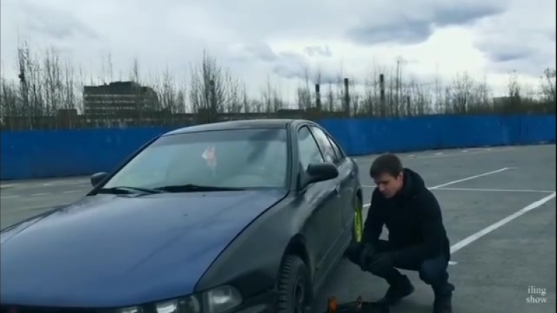 Как открыть машину при помощи домкрата