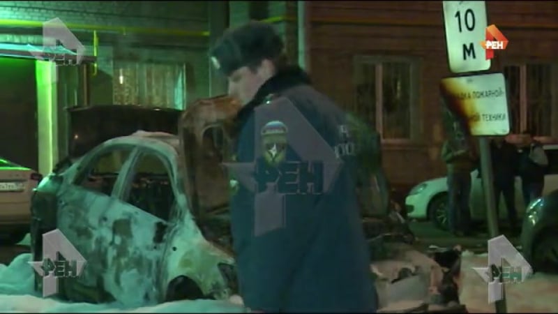 Дорогая иномарка сгорела до тла во дворе дома на юго западе москвы (видео)