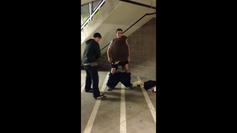 Лучшие друзья проникли на сеанс фильма, одевшись, как один человек