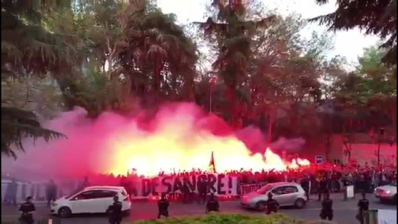 Футбол fooligans фанаты атлетико, приветствуют игроков перед их матчем с реалом