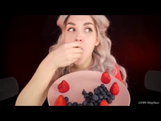 Асмр итинг клубника и голубика 🍓🍇 asmr eating strawberry and blueberry (eating