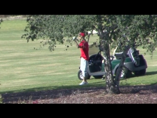 Justin bieber pulls a tiger woods chokes on golf course