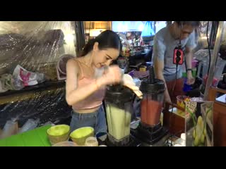 Thai smoothie 1 girl 2 cups