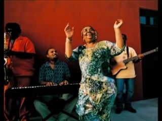 Elle chante (cesaria evora, )