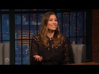 Jessica biel au late night de seth meyers le 23 octobre 2019