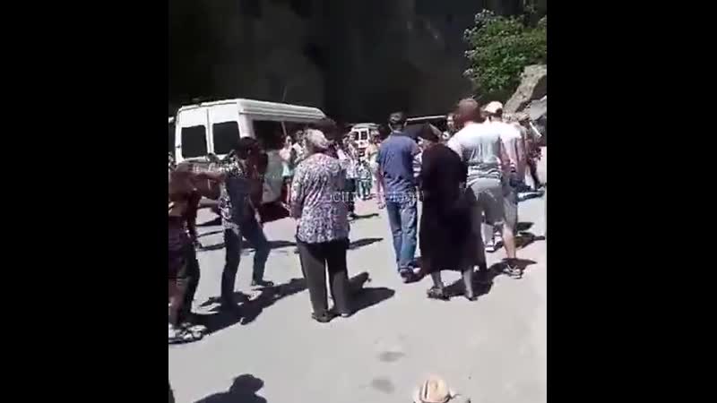 В абхазии местный житель набросился на туриста из шотландии, потому что он был в юбке