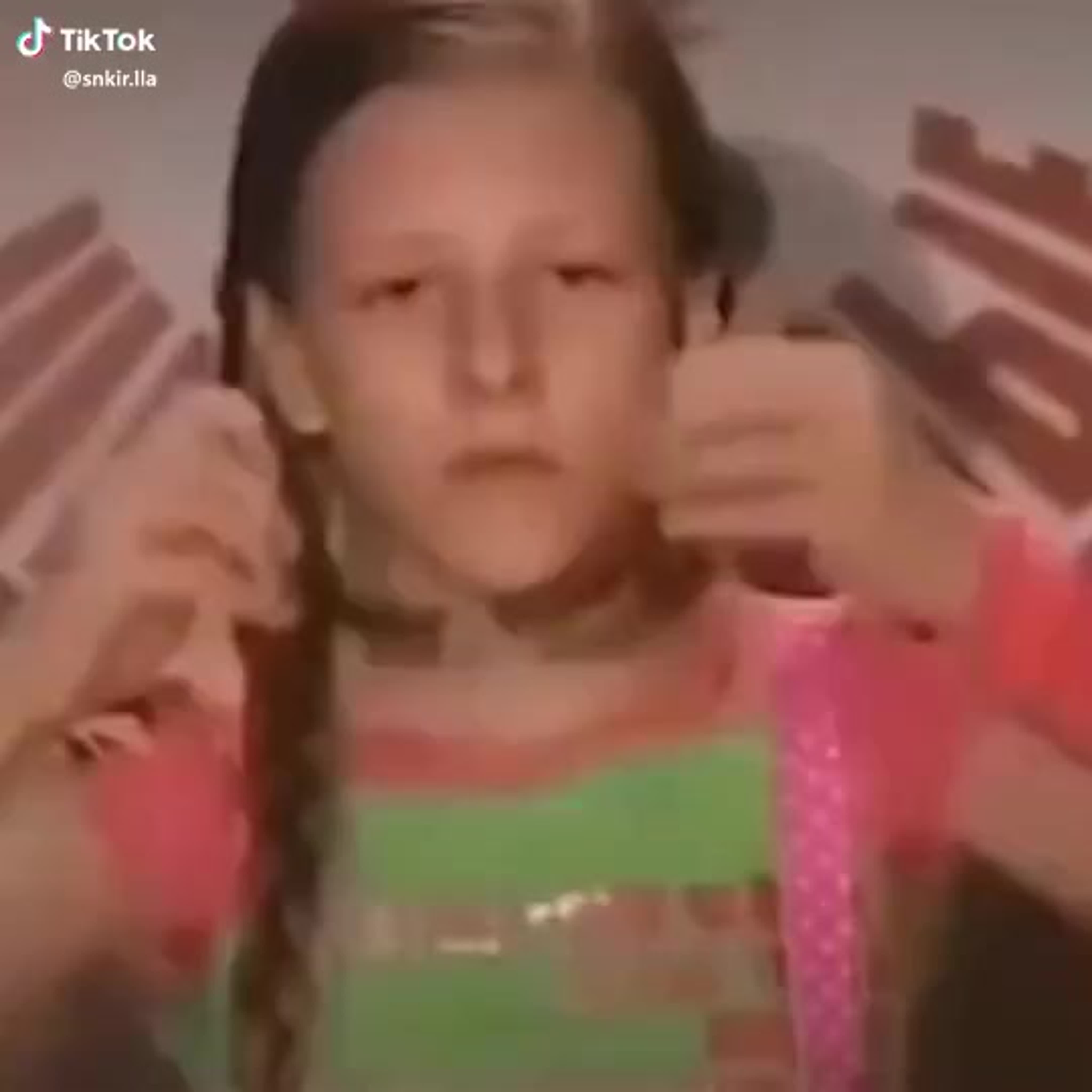 Plyajdagi hojatxonada yashirin kamera video Yalangoch video haqida uyalmaydi