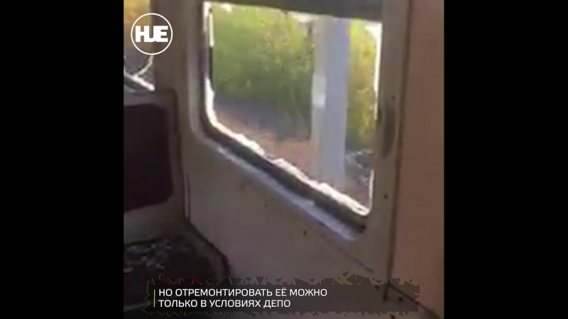 Вагон пригородной электрички, раздолбанный вандалами, продолжает перевозить людей