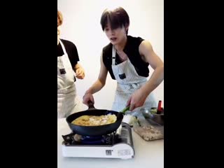 Yuta is trying to cook an omelet