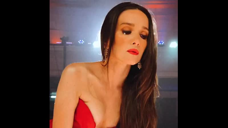 Les gusta mi nuevo vestido rojo?⁣ no lo reconocen? antes era rosa y lo usé muchas veces, es uno de mis favoritos🥂⁣