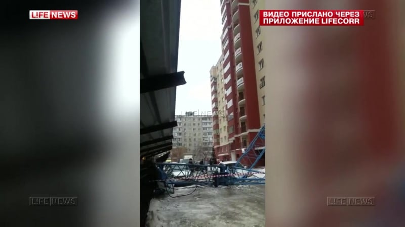 Башенный кран рухнул на жилой дом в новосибирске