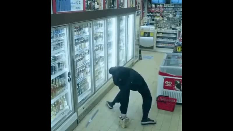 Попросил друга сгонять в магазин за пивом