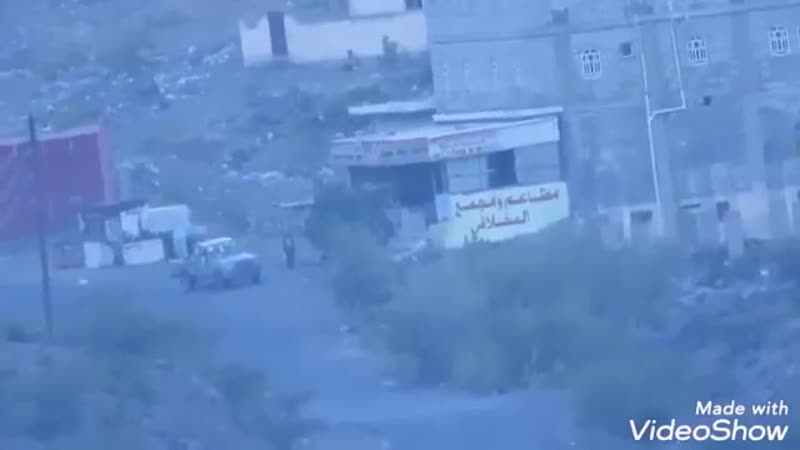 لحظة استهداف قائد الاقتحامات التابع لمليشيات الحوثي الانقلابية في أطراف منطقة الفاخر بصاروخ موجهة