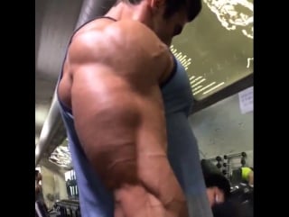 Калум качает бицепс