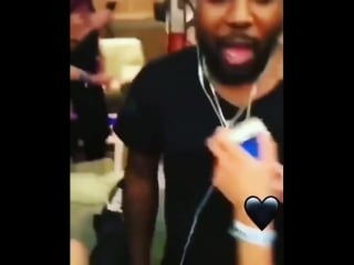 Lil pump кинул торт фанатке в лицо