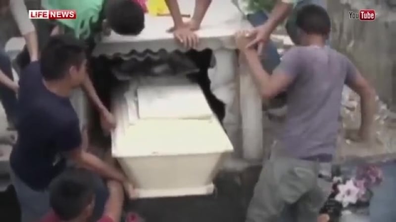 Погребенная заживо беременная девушка очнулась в гробу