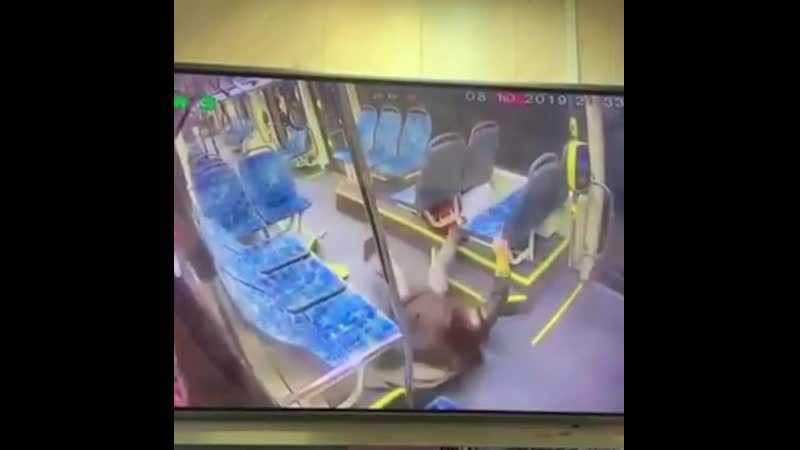 Залипла в телефоне