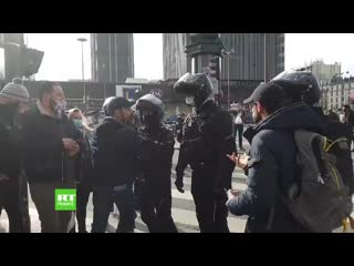 Jerome rodrigues interpelle par la police lors de la manifestation contre gen mp4