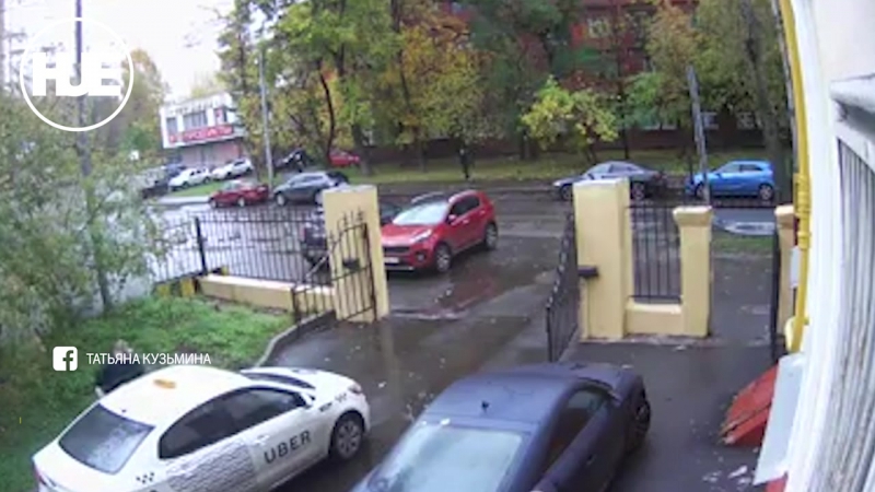 Таксист в москве сломал автоматические ворота, чтобы выехать из двора