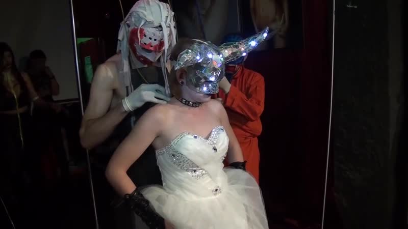 Сбежавшая невеста, подвешивание на крюках за кожу, бдсм театр, фрик шоу на хэллоуин