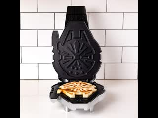 Star wars deluxe millennium falcon waffle maker