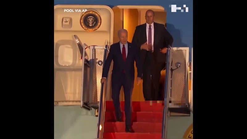 Дед самородок прилетел в лондон и бесстрашно подпрыгнул на трапе