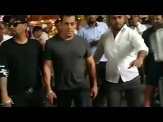 Salmankhan at mumbai airport back from dubai after dabanggtour november 9, 2019! mp4