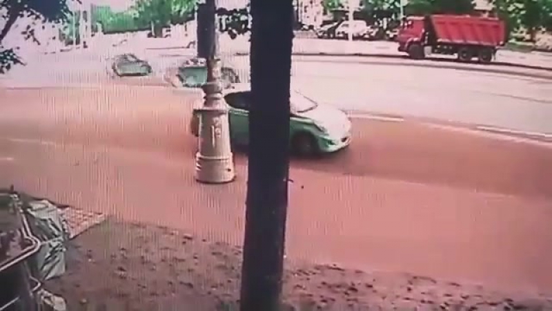 В москве лексус сбил двух мужчин