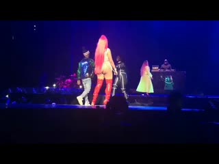 Exclusive @nickiminaj brings out @msbanks94 @stylog @lisamercedez on the nickiwrldtour in ldn town