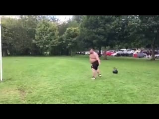 This 7 kettle bell challenge from eddie hall is insane – the last bell is 30kg!