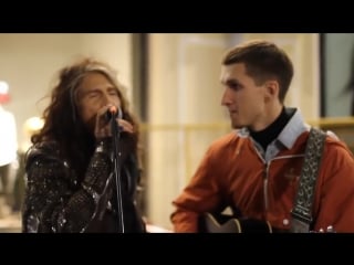 Aerosmith steven tyler sings with a street musician in moscow, russia