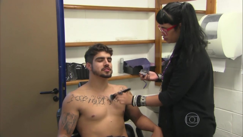 Caio castro tira a camisa e mostra como são feitas as tatuagens de grego