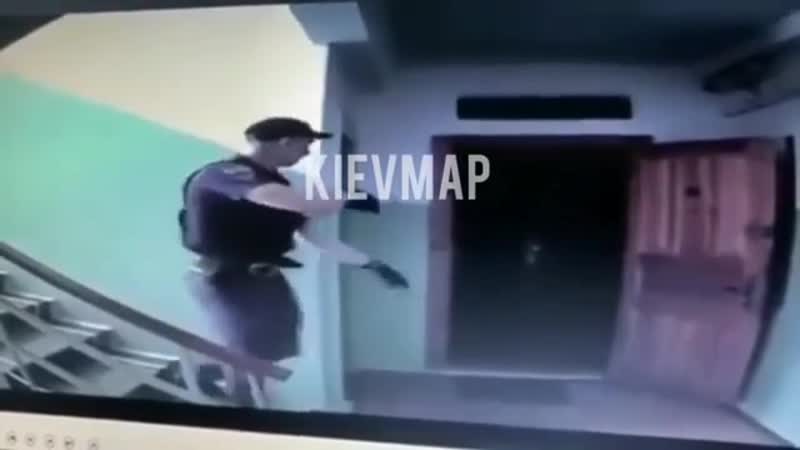 Демонстрация "профессионализма" и супер подготоа полицая, во всей красе прострелил себе ногу