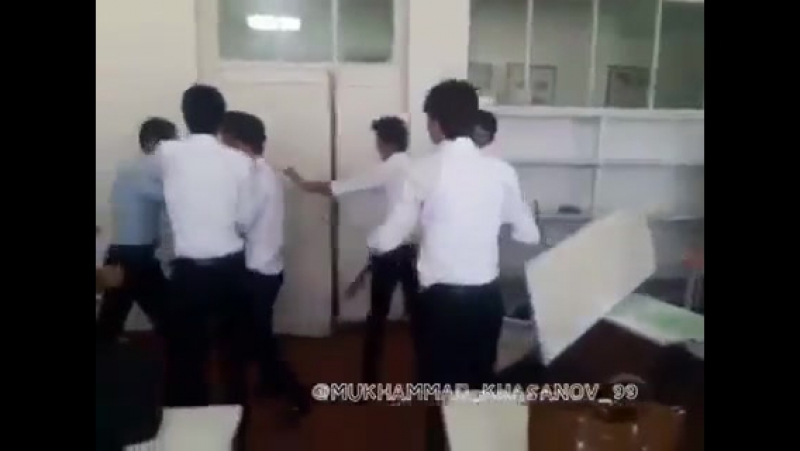 Чанги талаба бо муаллим дар мактаби 75 шахри душанбе