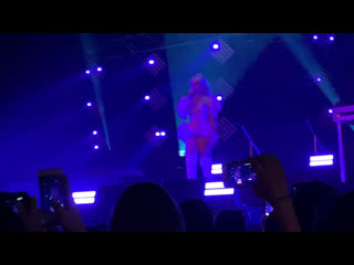 Kim petras reminds me (live in cologne)