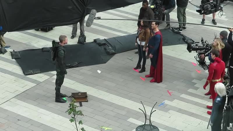 Elseworlds exclusive supergirl, the flash, arrow brainiac crossover